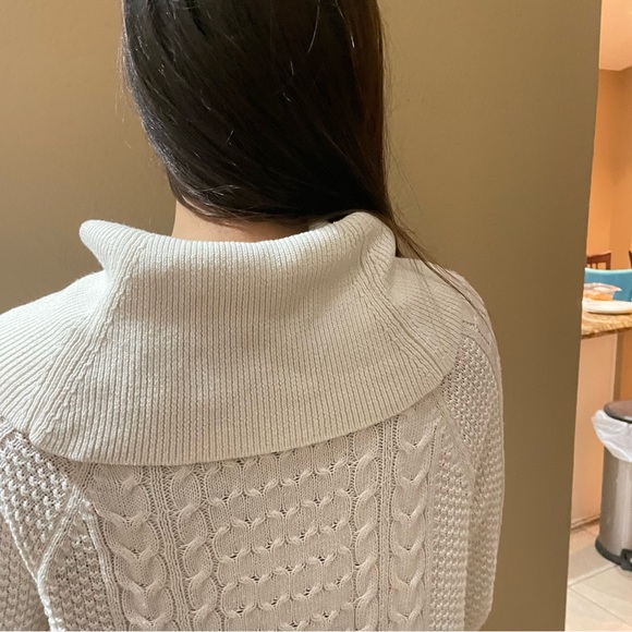 MICHAEL KORS CREAMY WHITE SWEATER size medium - Picture 5 of 6